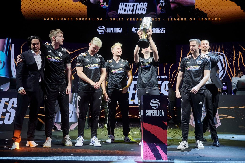 Team Heretics lifts trophy LVP Summer 2022